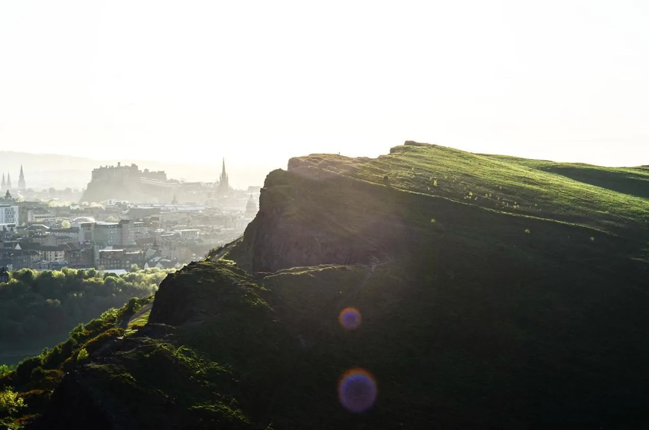 Pass The Keys Chic & Spacious Georgian Apt In Edinburgh City Centre - Pets Friendly And Free Parking 0*,